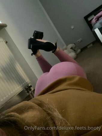 deluxe.feets.booty