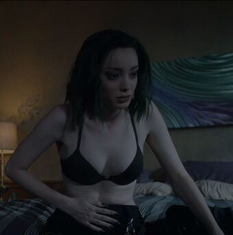 Emma Dumont
