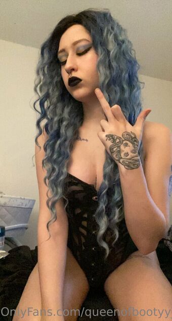queenofbootyy__